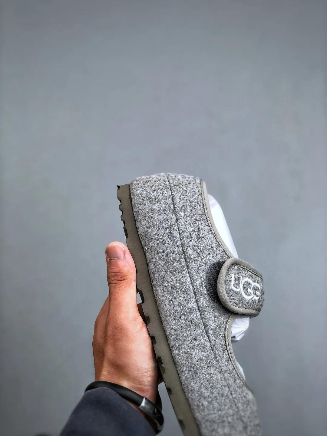 Local self-pickup 💰520 supports store release. The best-selling model on the entire network at the end of the year, UGG Mary Jane Mule slippers, 1.5CM thin sole, women's model, Xiaohongshu hot model, produced by a major foreign trade factory in Guangzhou, from toe to insole, real sheep fur, independent outer box packaging, craftsmanship, different from any version on the market, 1.5Ccm thin sole, independent original development of outsole, cashmere insole, keeping warm in winter, going out, and a very suitable choice for home use. This year uug launches a style series Partly catered to the preferences of young consumers, it has also moved to the forefront of fashion trends. Shoe body material: suede upper, 17mm UGGPURE™ implanted wool insole, lightweight non-slip and comfortable rubber outsole, with brand LOGO and trademark, with full packaging Size: 35-40